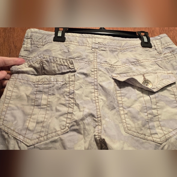 DKNY cute light colored camo capris sz2 - Picture 6 of 7